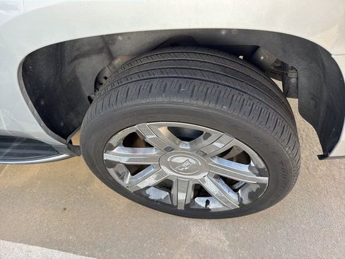 Used 2019 Cadillac Escalade ESV Premium Luxury image 8