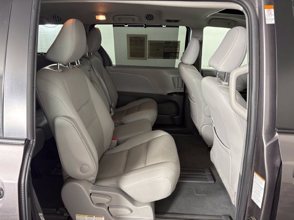 Used 2020 Toyota Sienna XLE FWD image 38