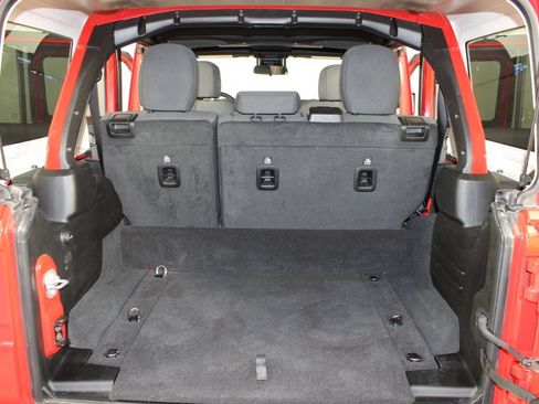 Used 2025 Jeep Wrangler Unlimited Sahara AWD/4WD image 17