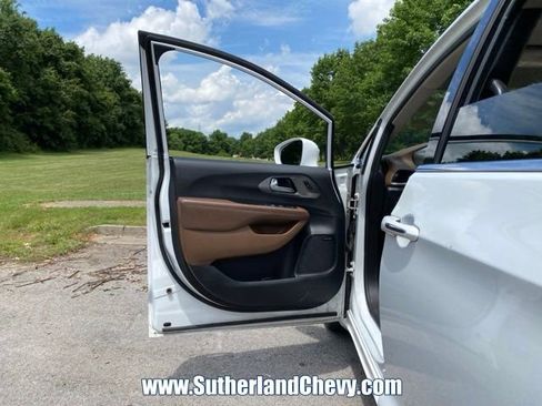 Used 2017 Chrysler Pacifica Limited FWD image 13