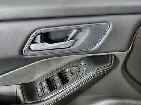 Used 2025 Nissan Rogue SV FWD image 18