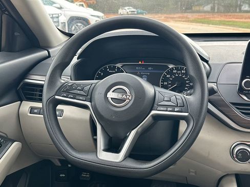Used 2024 Nissan Altima 2.5 SV FWD image 23