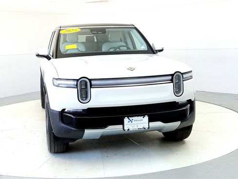 Used 2025 Rivian R1S Adventure image 8