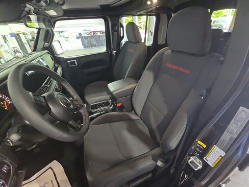 Used 2025 Jeep Gladiator Rubicon AWD/4WD image 17
