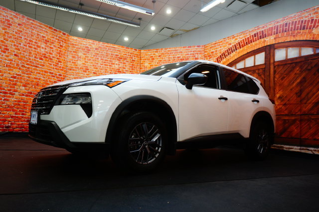Certified 2025 Nissan Rogue S AWD/4WD image 2
