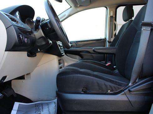 Used 2019 Dodge Grand Caravan SE image 16