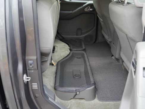 Used 2016 Nissan Frontier SV image 28