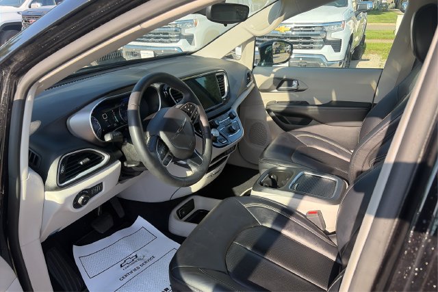 Used 2024 Chrysler Pacifica Touring-L FWD image 9