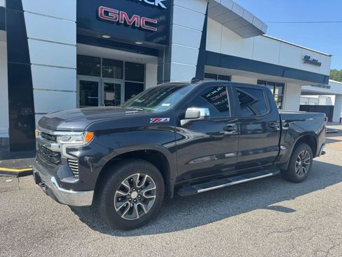 Used 2024 Chevrolet Silverado 1500 LT w/ Z71 Off-Road Package AWD/4WD image 2