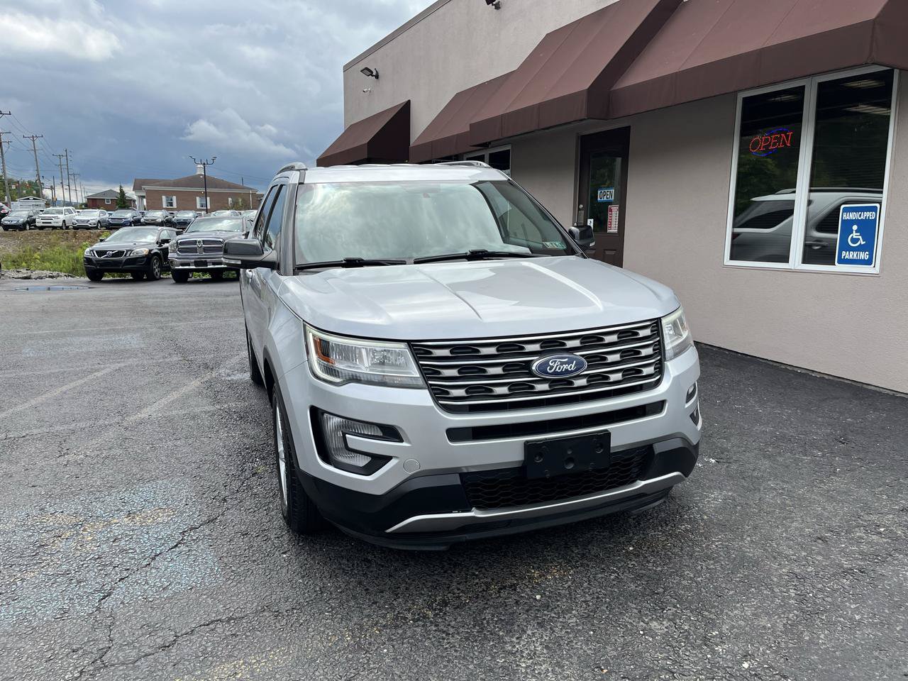 Used 2017 Ford Explorer XLT w/ Equipment Group 201A AWD/4WD image 2