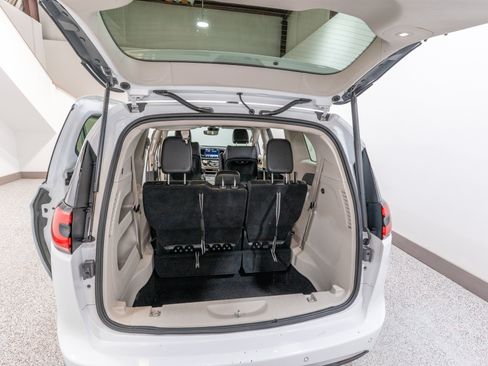 Used 2023 Chrysler Pacifica Touring-L FWD image 32