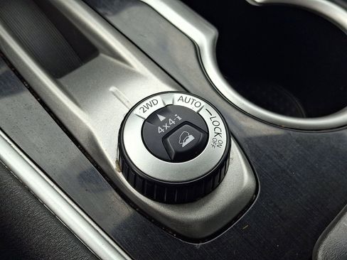 Used 2018 Nissan Pathfinder SV image 22