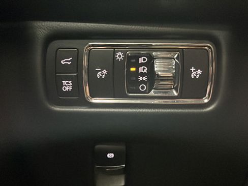 Used 2023 Lincoln Nautilus Reserve AWD/4WD image 33
