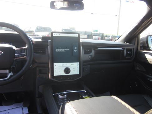 Used 2024 Ford Expedition Platinum AWD/4WD image 17