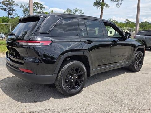 Used 2025 Jeep Grand Cherokee Altitude AWD/4WD image 5