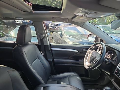 Used 2018 Toyota Highlander XLE AWD/4WD image 29