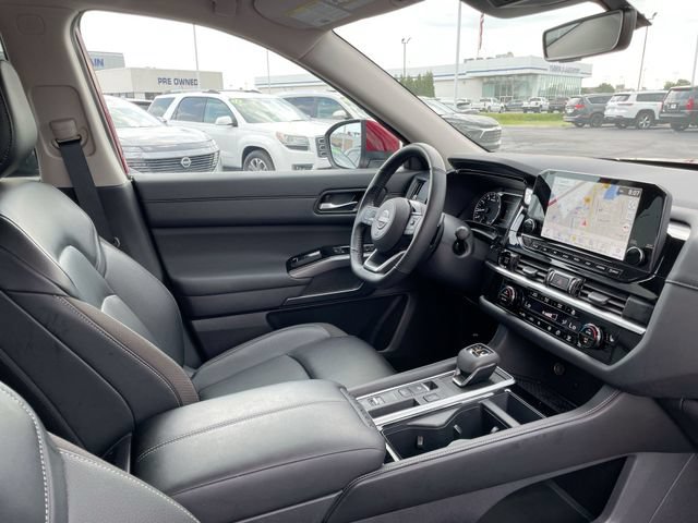 Used 2025 Nissan Pathfinder SL FWD image 17