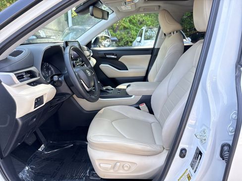 Used 2023 Toyota Highlander XLE FWD image 15