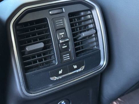 Certified 2025 Porsche Macan image 15