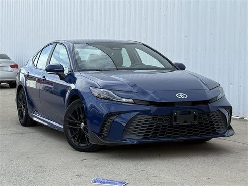 Used 2025 Toyota Camry SE image 2