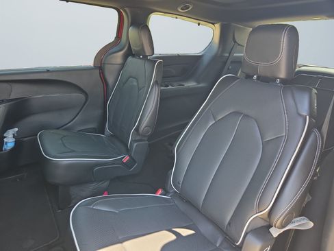 Used 2025 Chrysler Pacifica Limited FWD image 15