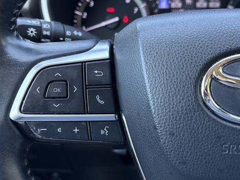 Used 2021 Toyota Highlander XLE FWD image 24