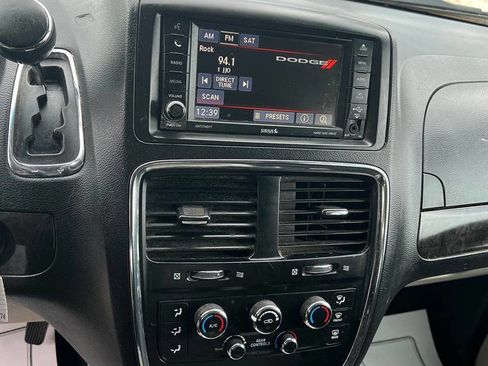 Used 2016 Dodge Grand Caravan SXT w/ UConnect Hands-Free Group image 3