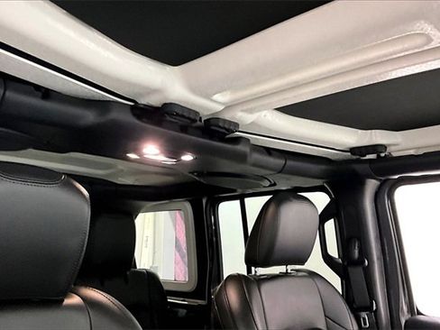 Used 2022 Jeep Wrangler Unlimited Sahara image 25