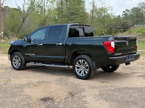 Used 2019 Nissan Titan SL image 3