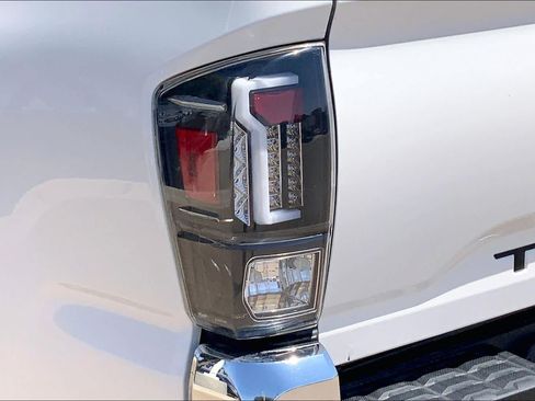 Used 2021 Toyota Tacoma SR5 RWD image 29