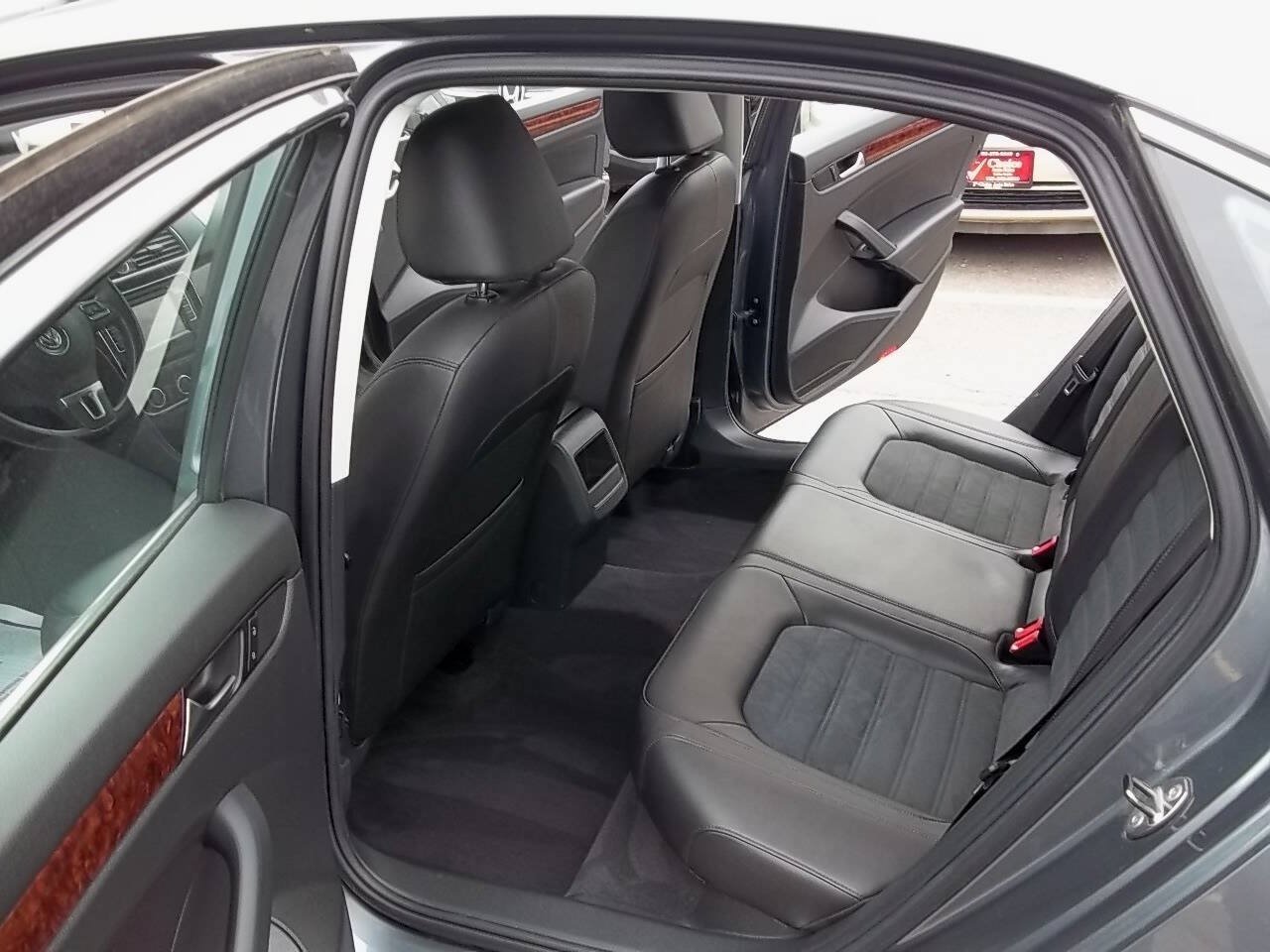 Used 2012 Volkswagen Passat 2.5 SEL FWD image 8