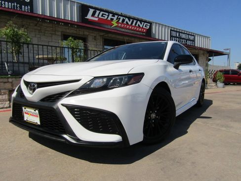 Used 2021 Toyota Camry SE FWD image 1