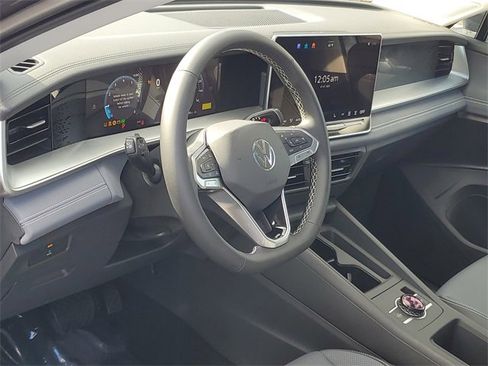 New 2025 Volkswagen Tiguan SE image 20