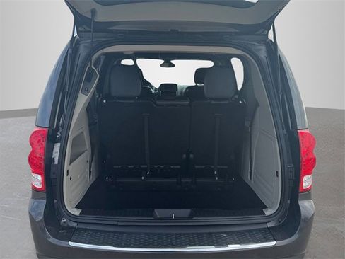 Used 2019 Dodge Grand Caravan SXT image 8