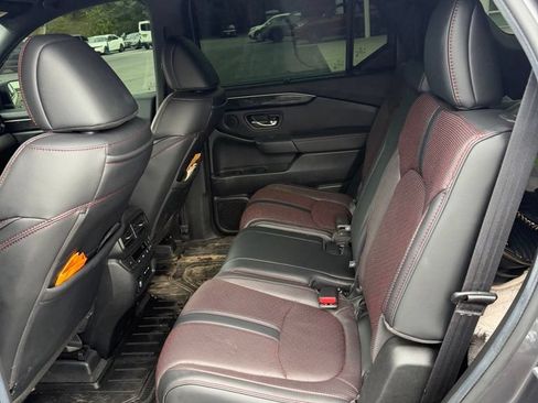 Used 2025 Honda Pilot Black Edition image 39