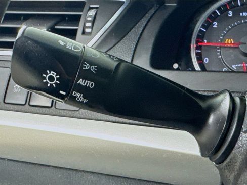 Used 2017 Toyota Camry SE w/ Moonroof Package FWD image 14