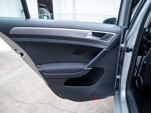 Used 2015 Volkswagen e-Golf Limited Edition FWD image 17