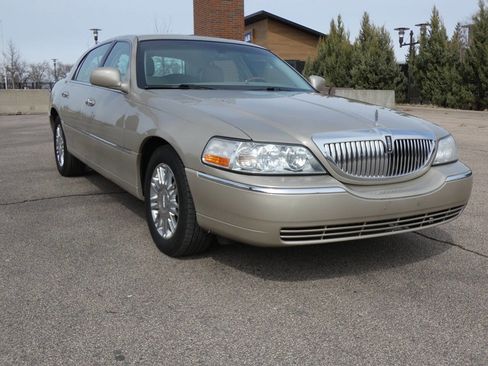Used 2008 Lincoln Town Car Signature Limited image 1