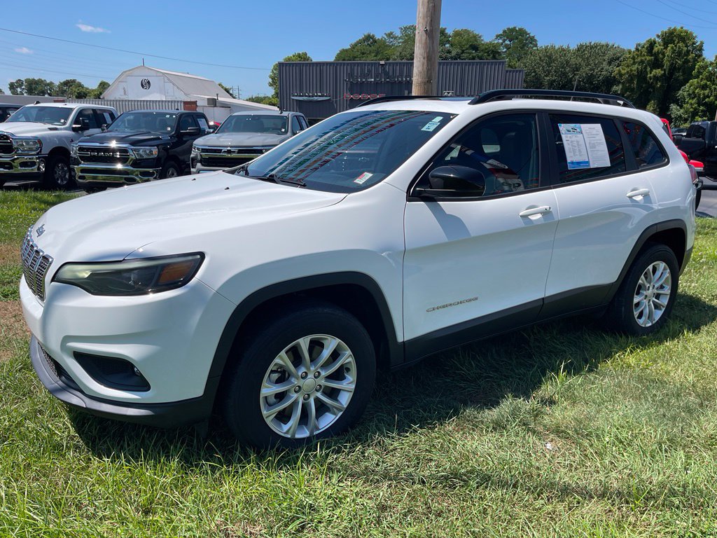 Used 2022 Jeep Cherokee Latitude Lux w/ Sun & Sound Group AWD/4WD image 2
