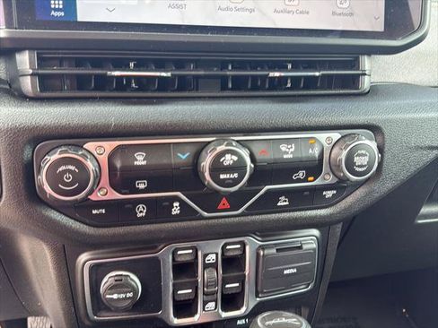 Certified 2025 Jeep Gladiator Sport AWD/4WD image 26