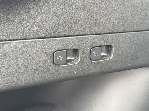 Used 2022 Tesla Model Y Long Range image 28