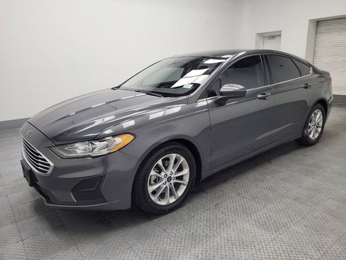 Used 2020 Ford Fusion SE image 2