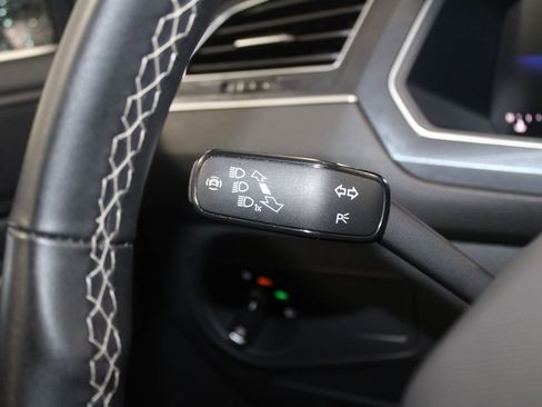 Used 2024 Volkswagen Tiguan SE image 40