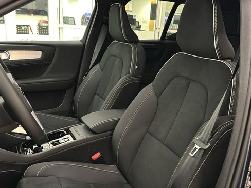 Used 2026 Volvo XC40 B4 Plus w/ Climate Package image 23