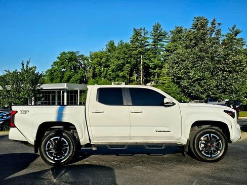 Used 2024 Toyota Tacoma TRD Sport AWD/4WD image 6