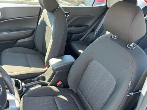 Certified 2025 Hyundai Venue SE FWD image 13