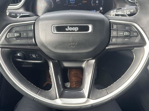 Used 2023 Jeep Grand Cherokee Laredo image 14