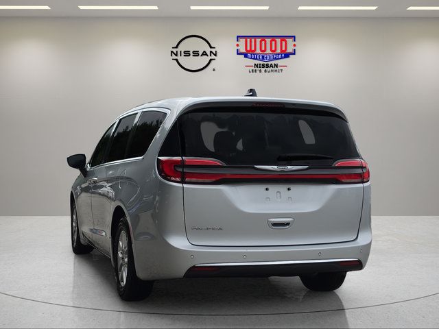 Used 2024 Chrysler Pacifica Touring-L FWD image 4