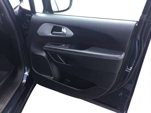 Used 2025 Chrysler Pacifica Limited FWD image 21