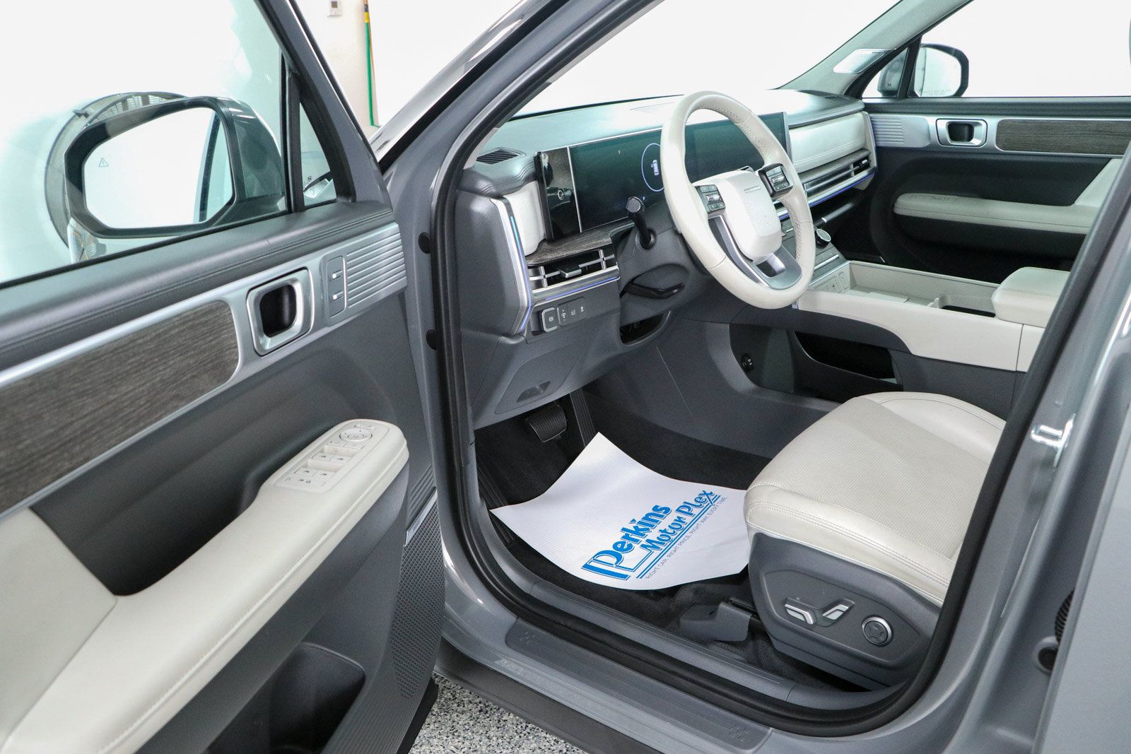 Used 2025 Hyundai Santa Fe Limited FWD image 3